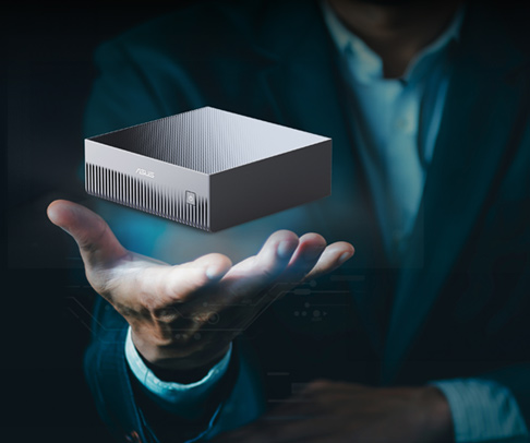 Un hombre de traje sostiene una elegante mini PC ASUS que levita en un entorno futurista.
